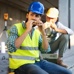 عامل بناء يأخذ استراحة